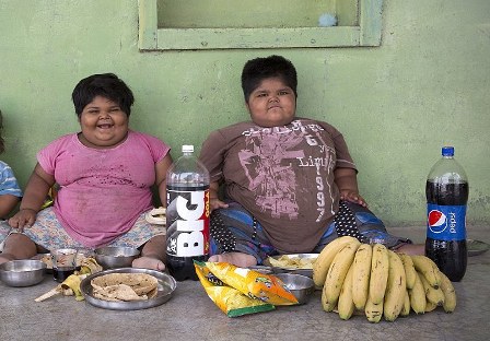 Индийские девочки с ожирением впервые встали на ноги