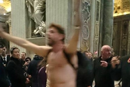 Голый мужчина напугал людей в соборе Ватикана