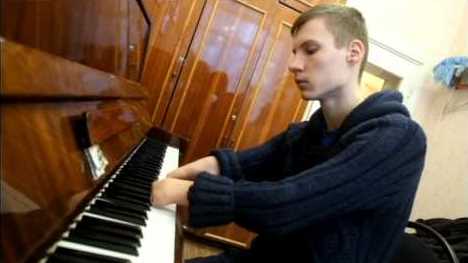Подросток без рук научился виртуозно играть на пианино