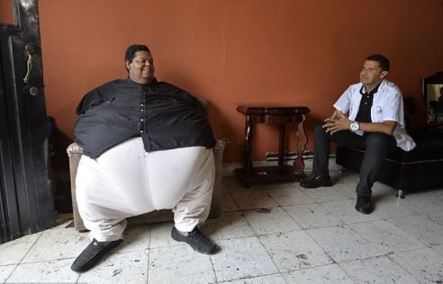 Самый толстый житель Колумбии поехал в клинику на пожарной машине