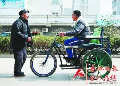 Китайский пенсионер собрал из мусора тележку для своего сына-инвалида