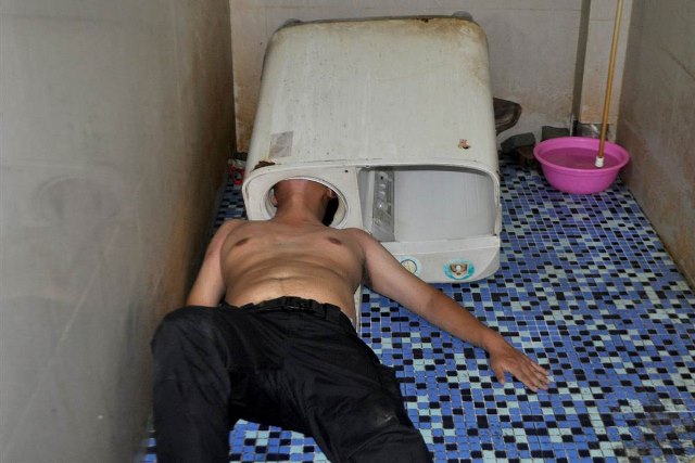 Китаец застрял головой в сломанной стиральной машине