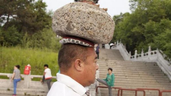 Китаец для похудения уже четыре года ходит с тяжелым камнем на голове