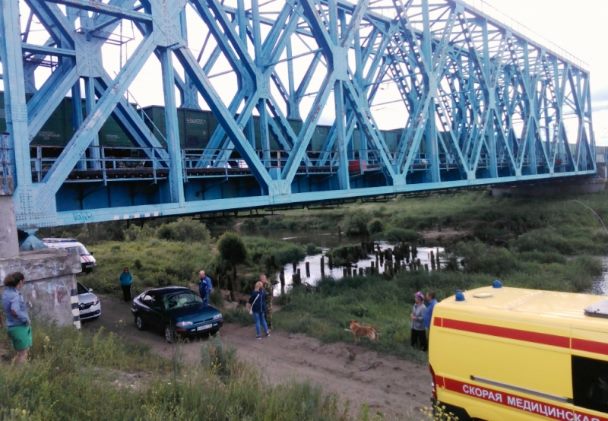 В Брянске подросток упал с моста во время селфи