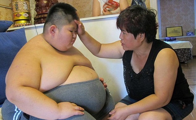 Читать 9-летний китайский мальчик Ли Ханг весит 143 кг