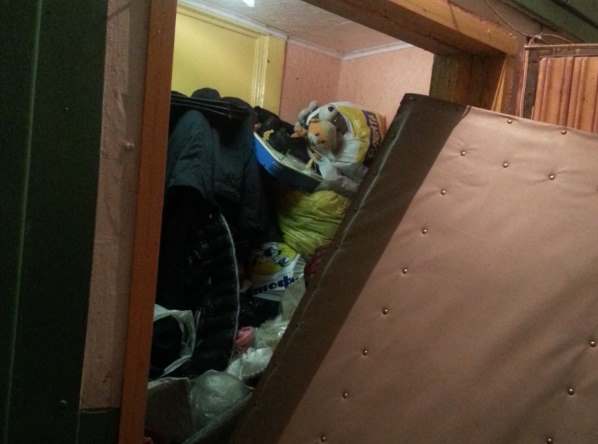 Жительница Новосибирска два года собирала мусор и завалила квартиру до потолка