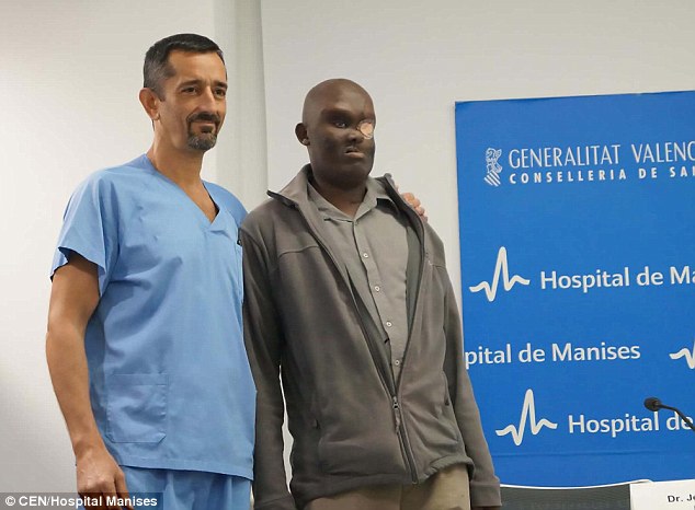 Испанский хирург удалил огромную опухоль с лица кенийца