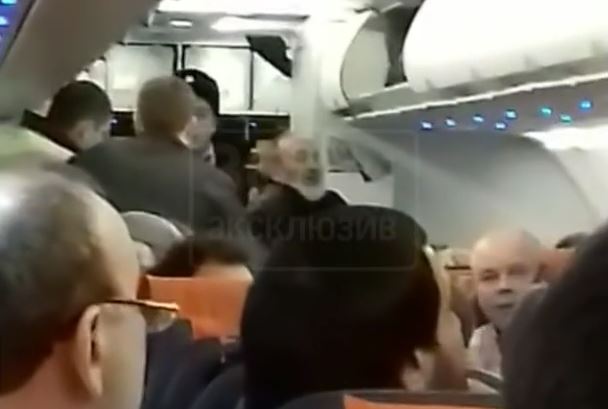 Пенсионер кричал про чертей и сорвал вылет самолета из Краснодара