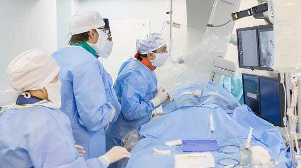Челябинские хирурги впервые вживили в позвоночник обезболивающие электроды