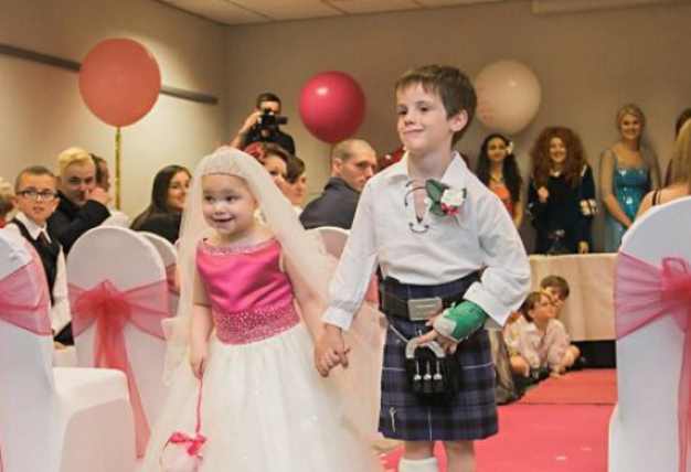 В Шотландии неизлечимо больная девочка сыграла свадьбу со своим другом