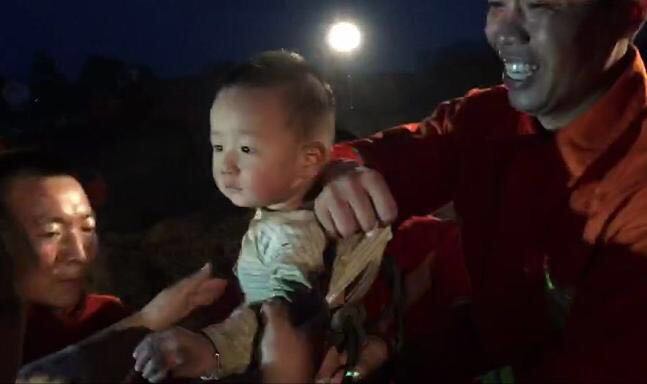 В Китае более 10 часов спасали ребёнка, упавшего в 50-метровую скважину