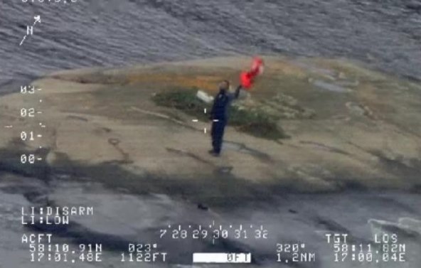 Россиянин на два дня застрял на шведском островке и выложил мхом надпись HELP