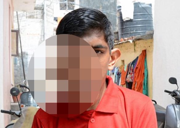 Индийский подросток из-за опухоли боится выходить на улицу
