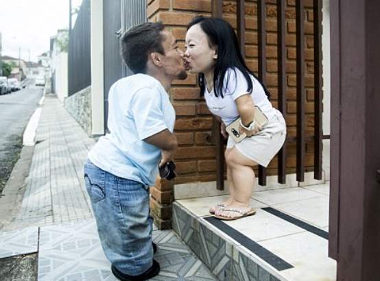 Карлики Пауло и Катусиа из Бразилии самая низкорослая пара в мире